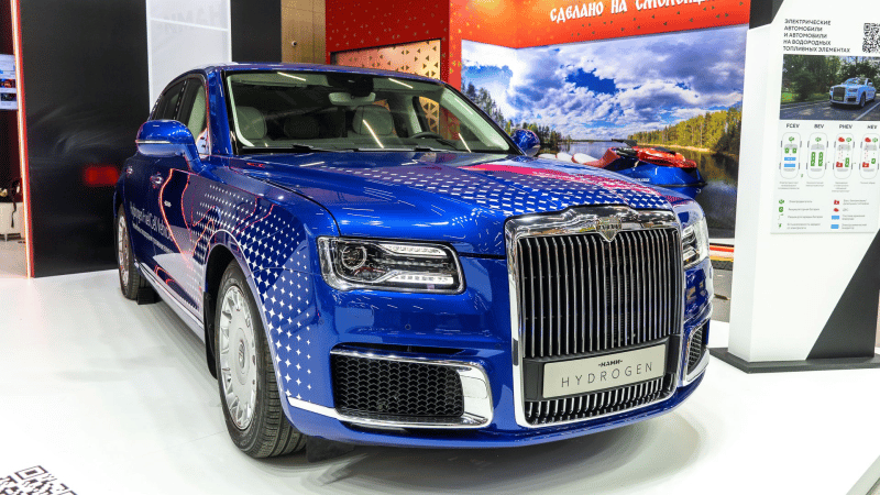 Hãng làm limousine cho ông Putin ra mắt xe đi 900km không cần xăng, thải ra nước: Thế giới chưa từng có- Ảnh 1.