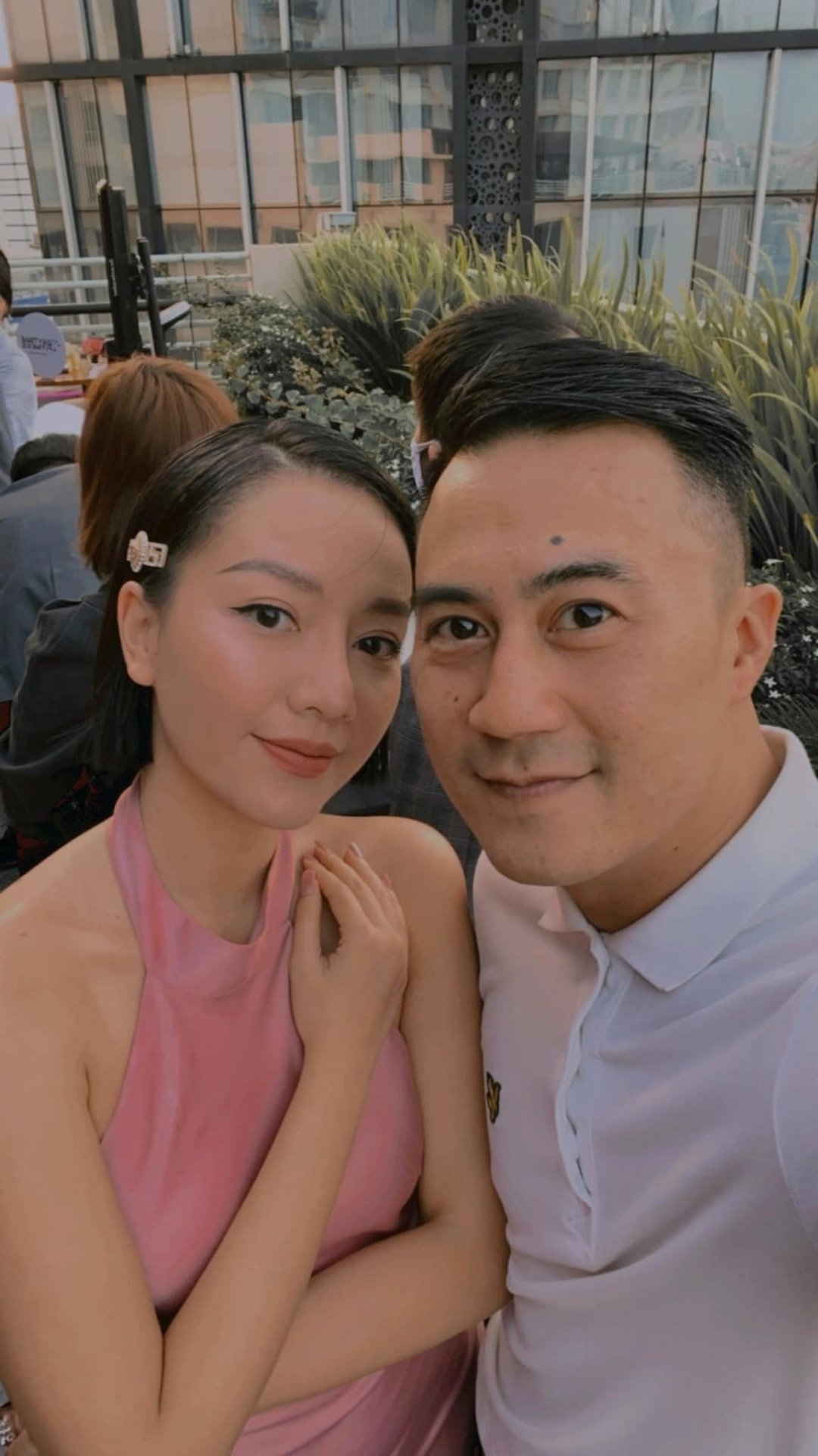 15-1760490715-chuyen-tinh-10-nam-cua-bang-di-va-ban-trai-doanh-nhan.jpg