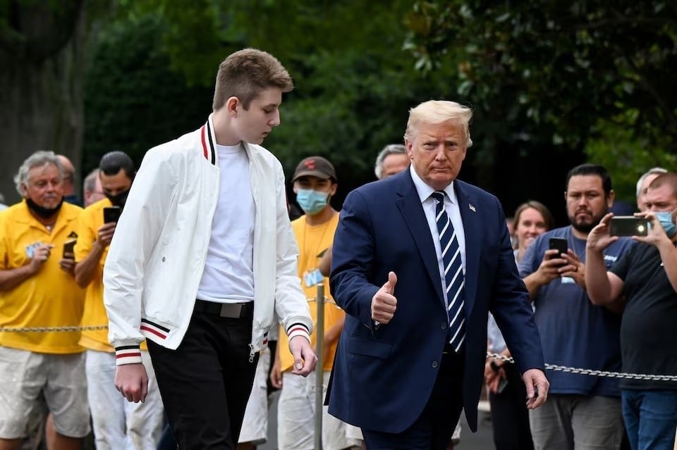 15-1760497411-tin-don-ve-barron-trump-gay-tranh-cai.jpg