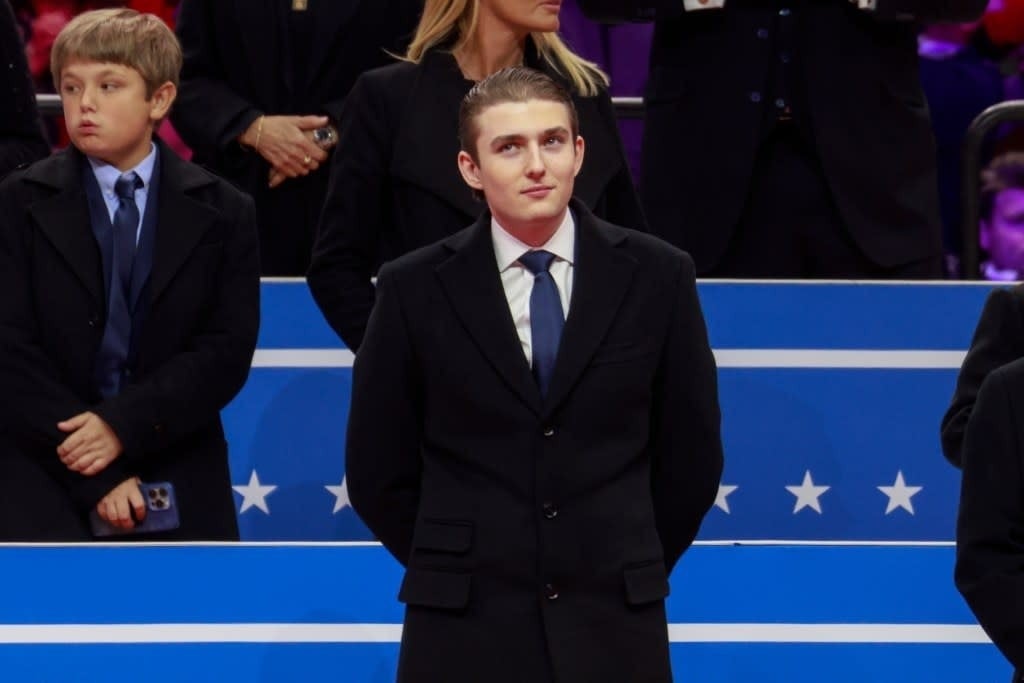 15-1760497411-tin-don-ve-barron-trump-gay-tranh-cai.jpeg