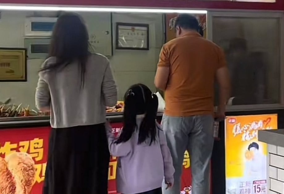 Nhìn hai mẹ con bên quầy đồ ăn vặt, tôi chợt hiểu: Vì sao có những đứa trẻ cả đời cũng không khá lên nổi- Ảnh 2.