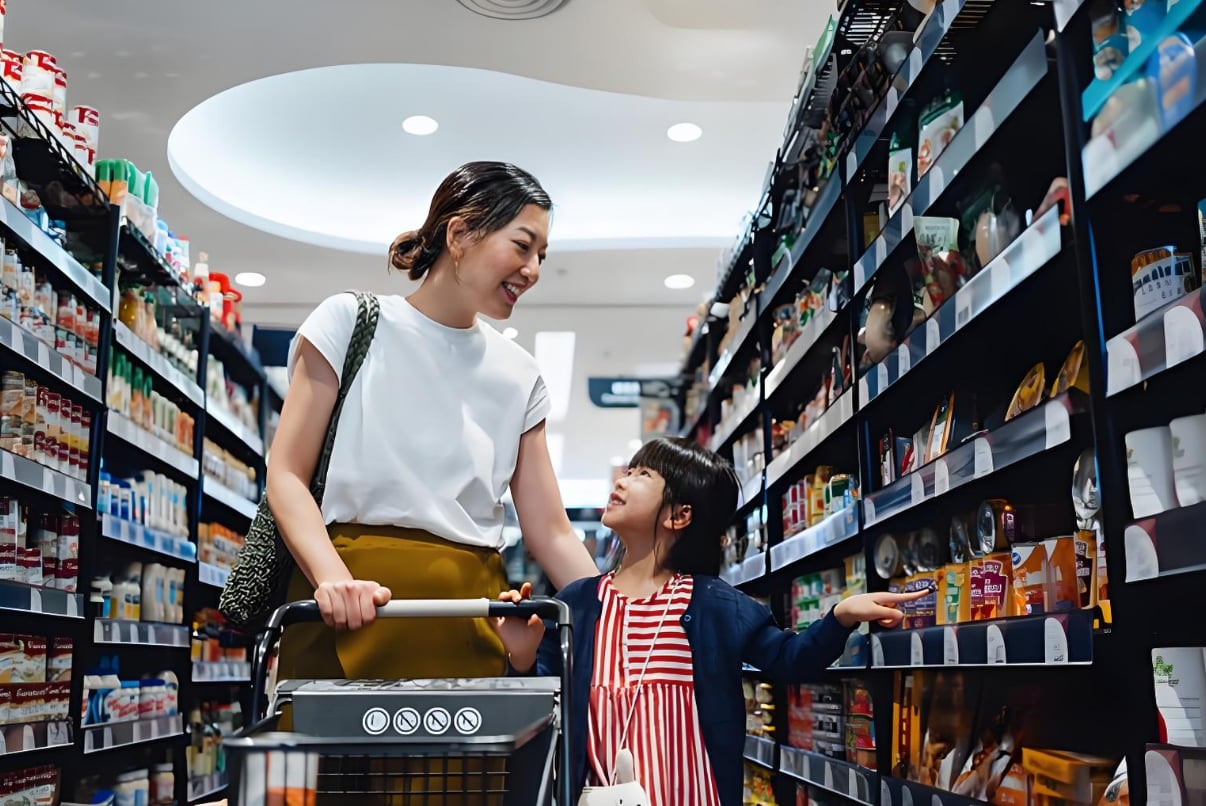 Nhìn hai mẹ con bên quầy đồ ăn vặt, tôi chợt hiểu: Vì sao có những đứa trẻ cả đời cũng không khá lên nổi- Ảnh 3.