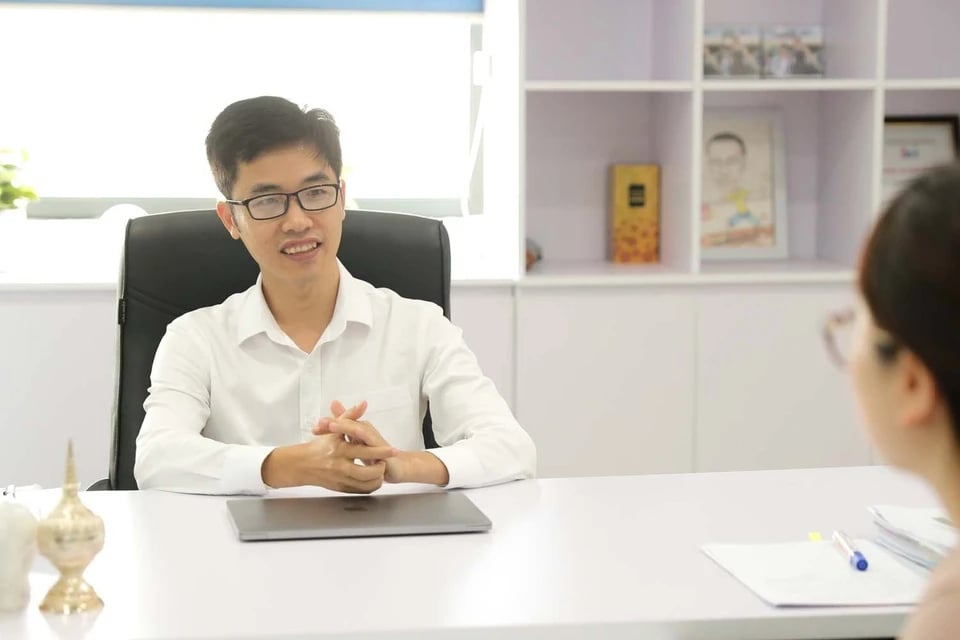 15-1760510434-chan-dung-ong-nguyen-huu-tuat-ceo-nextpay-vua-bi-bat-cung-shark-binh.jpg