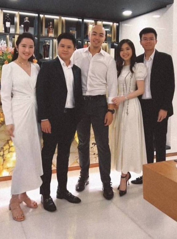 Chuyện tình của cặp đôi