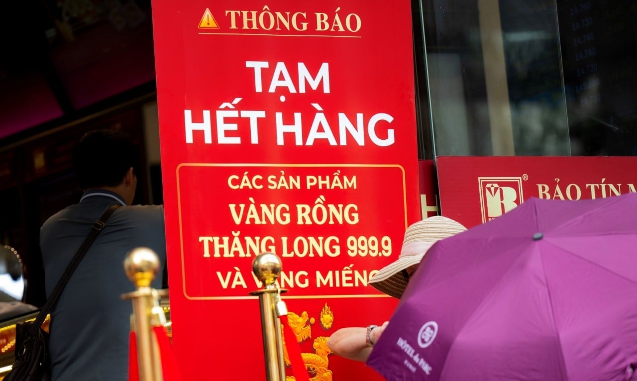Cảnh tượng lạ lùng trước nhiều cửa hàng ở Hà Nội khi giá vàng nhẫn tăng vượt 151 triệu/lượng- Ảnh 1.