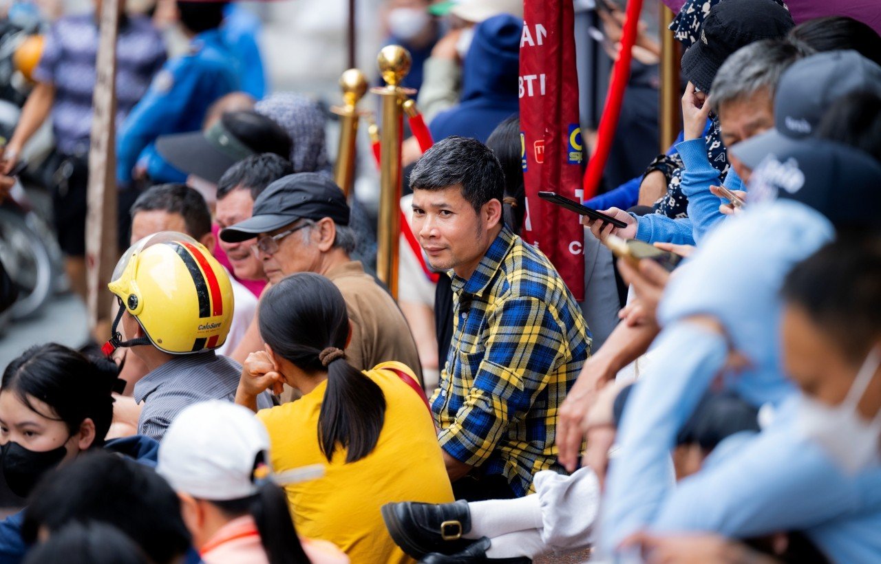 Cảnh tượng lạ lùng trước nhiều cửa hàng ở Hà Nội khi giá vàng nhẫn tăng vượt 151 triệu/lượng- Ảnh 7.