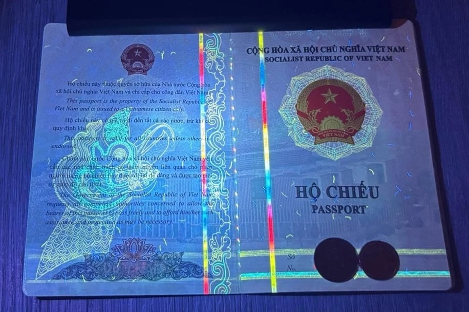 16-1760577796-dieu-bat-ngo-khi-soi-ho-chieu-viet-nam-duoi-tia-uv.jpg
