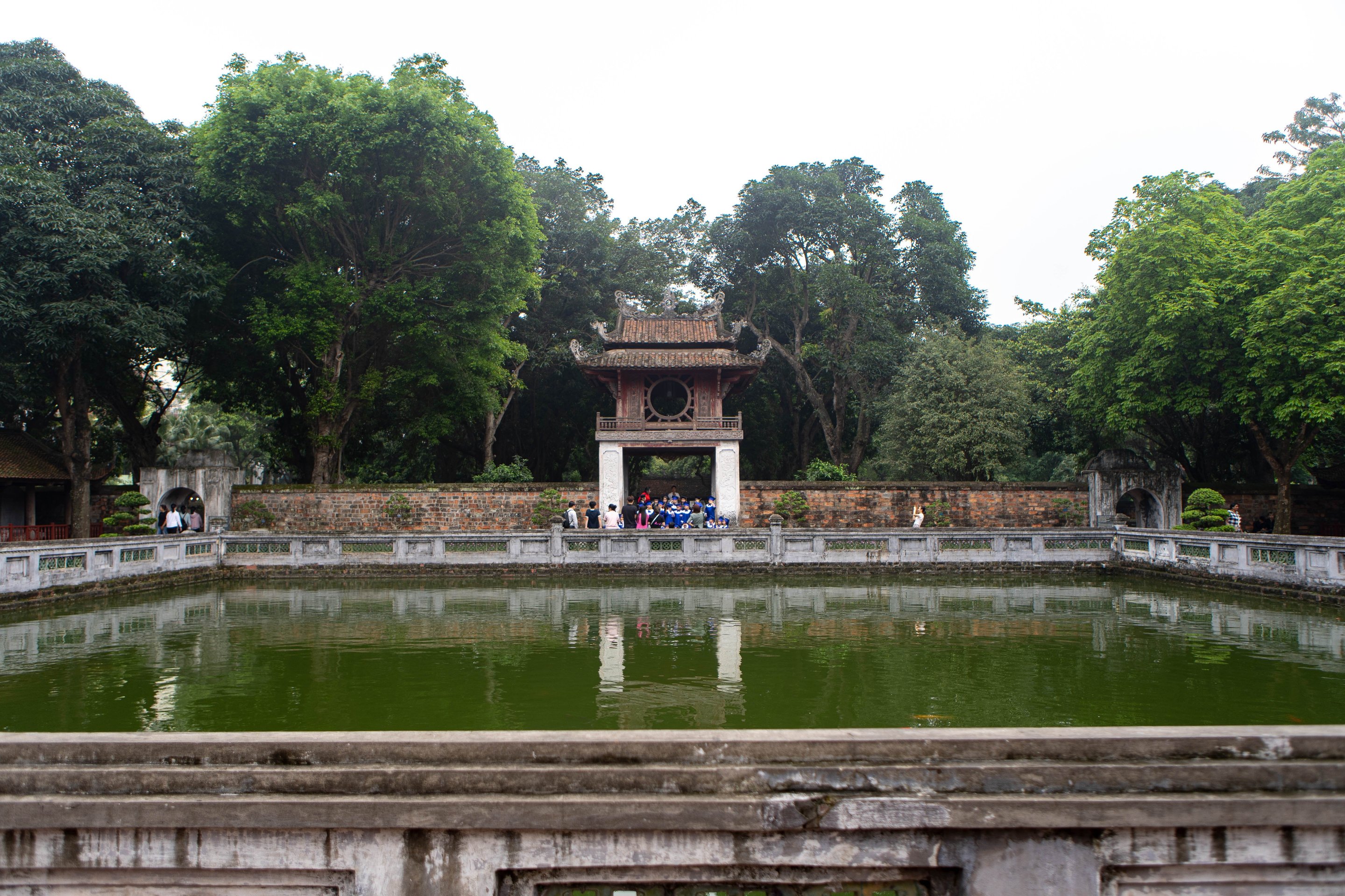 16-1760577796-dieu-bat-ngo-khi-soi-ho-chieu-viet-nam-duoi-tia-uv.jpg