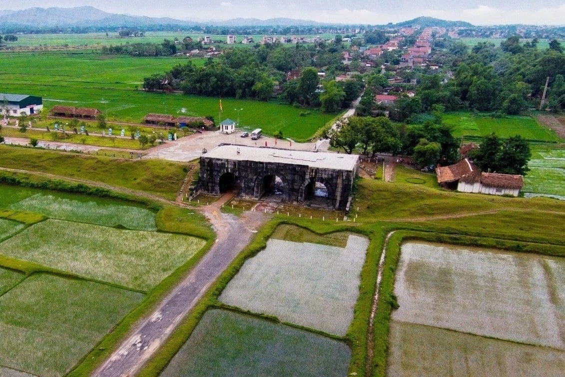 16-1760577799-dieu-bat-ngo-khi-soi-ho-chieu-viet-nam-duoi-tia-uv.jpg