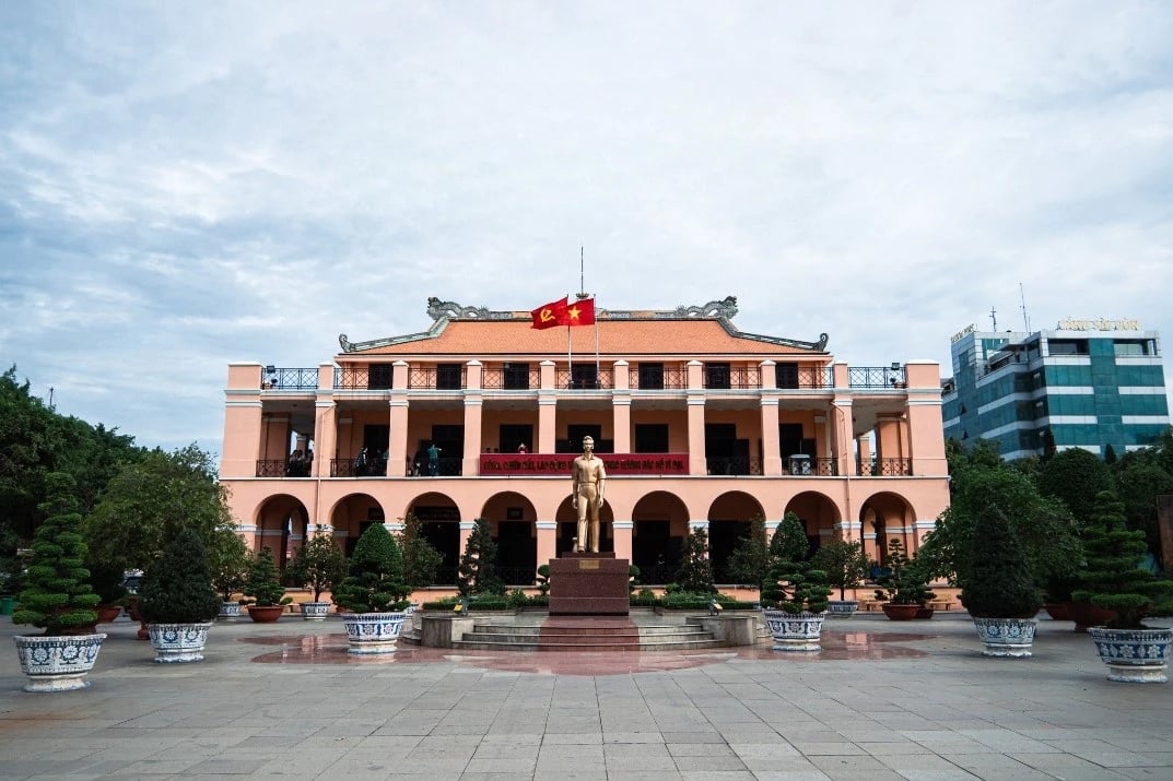 16-1760577800-dieu-bat-ngo-khi-soi-ho-chieu-viet-nam-duoi-tia-uv.jpg