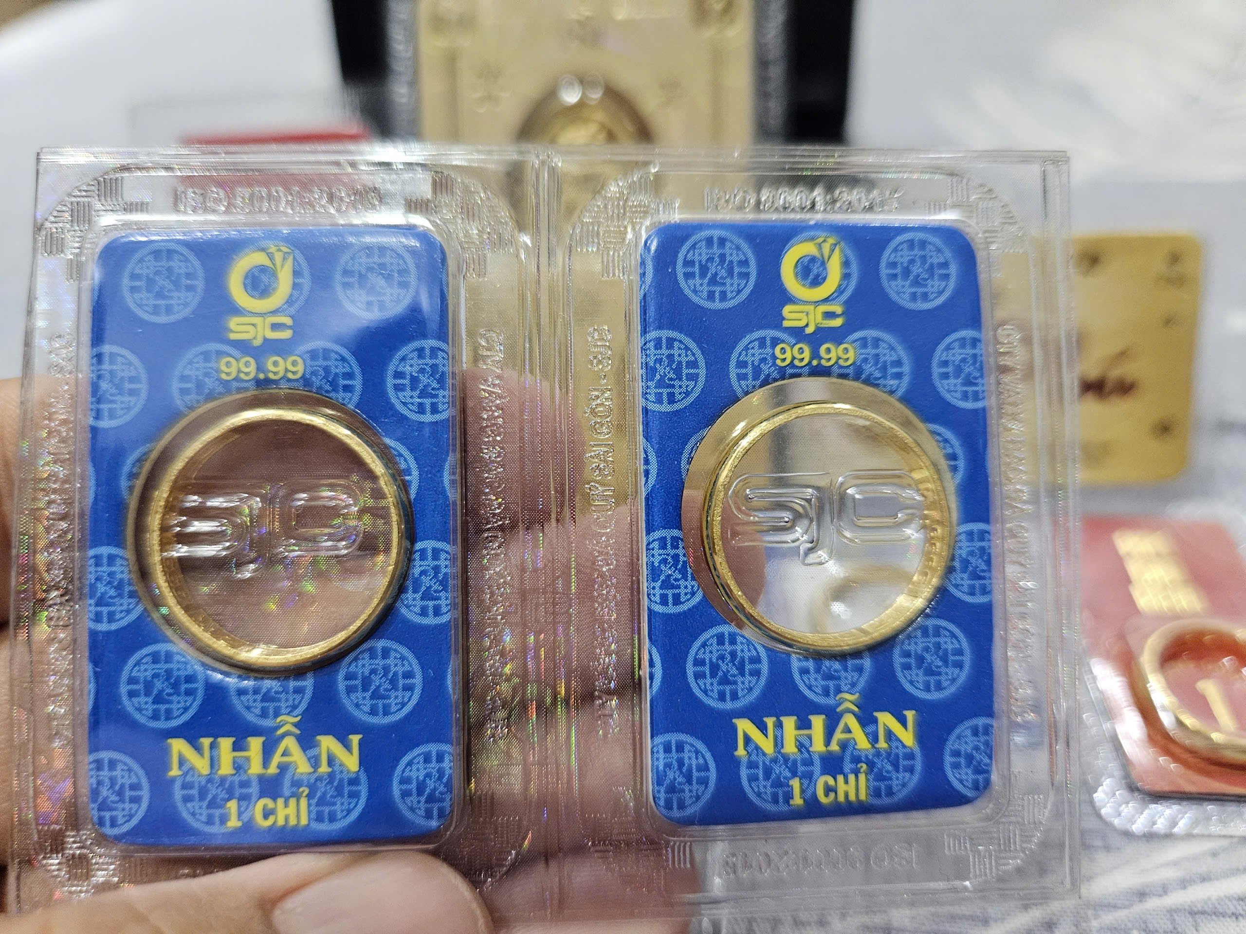 Giá vàng nhẫn trơn tăng đột biến , vượt giá vàng miếng SJC - Ảnh 2.