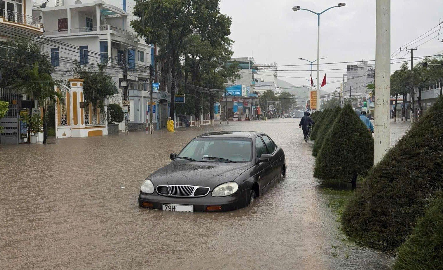 Hình ảnh chỉ 1 trận mưa lớn, Nha Trang chìm trong biển nước- Ảnh 6.