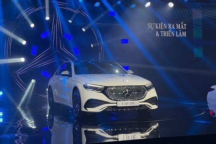 Thế hệ mới của E-Class thay đổi toàn diện từ ngoài vào trong. Kích thước xe nhỉnh hơn thế hệ cũ, với thông số tổng thể 4.949 x 1.948 x 1.469 mm. Trục cơ sở của xe là 2.961 mm. Thiết kế ngoại thất xe khác biệt đời cũ với cụm đèn trước nối liền lưới tản nhiệt lớn.
