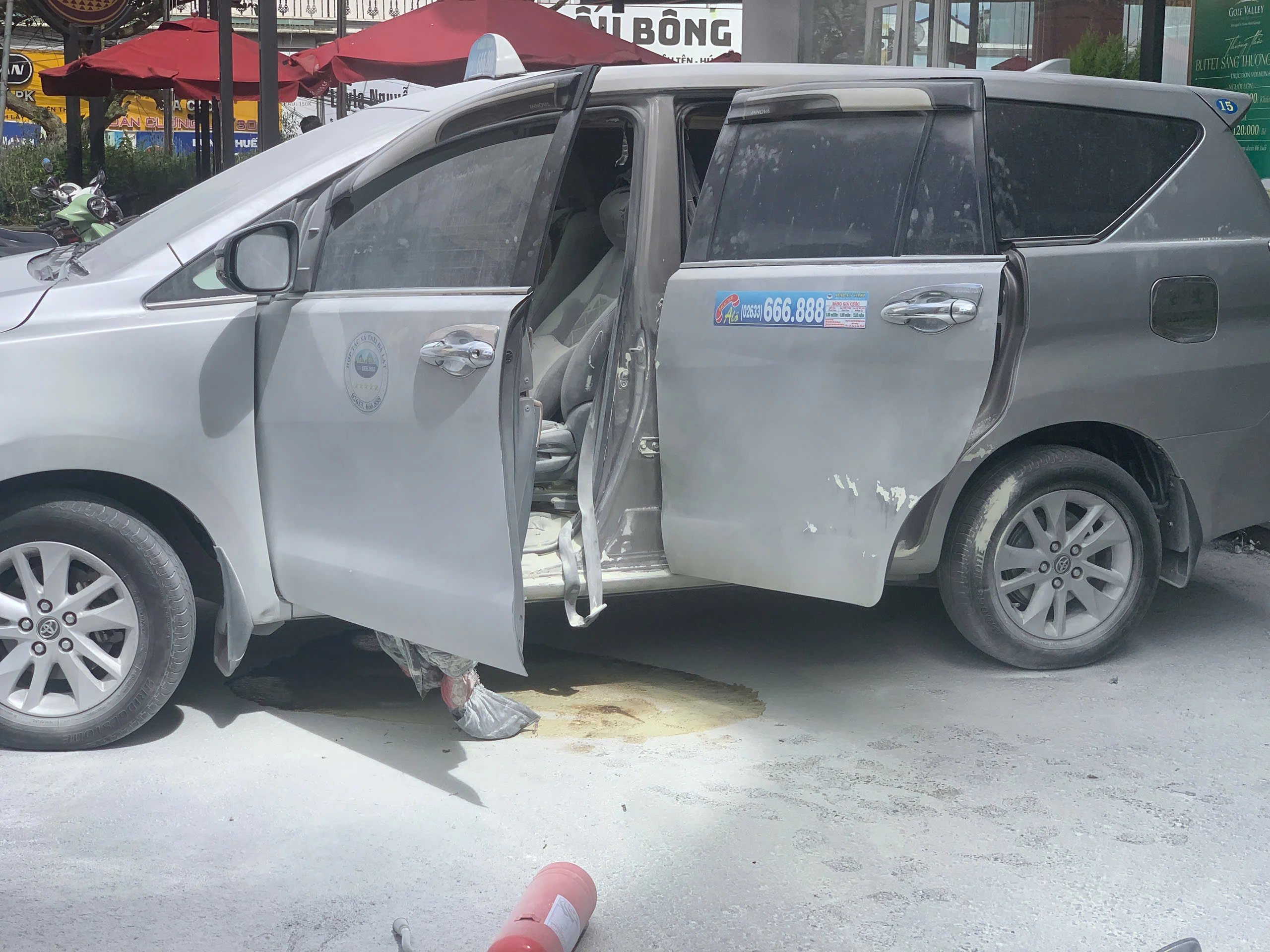 Taxi bốc cháy, tài xế bị kẹt bên trong: Pha giải cứu ngoạn mục trước khách sạn - Ảnh 6.