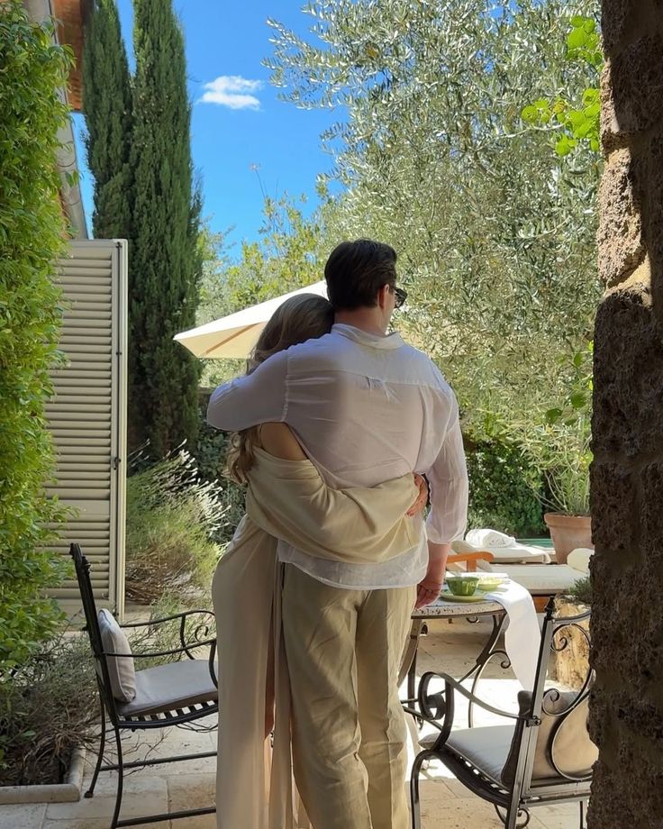 Tôi từng lo chồng chán vì mình xuống sắc, cho đến khi nghe anh nói ra câu ấy với bạn thân- Ảnh 1.