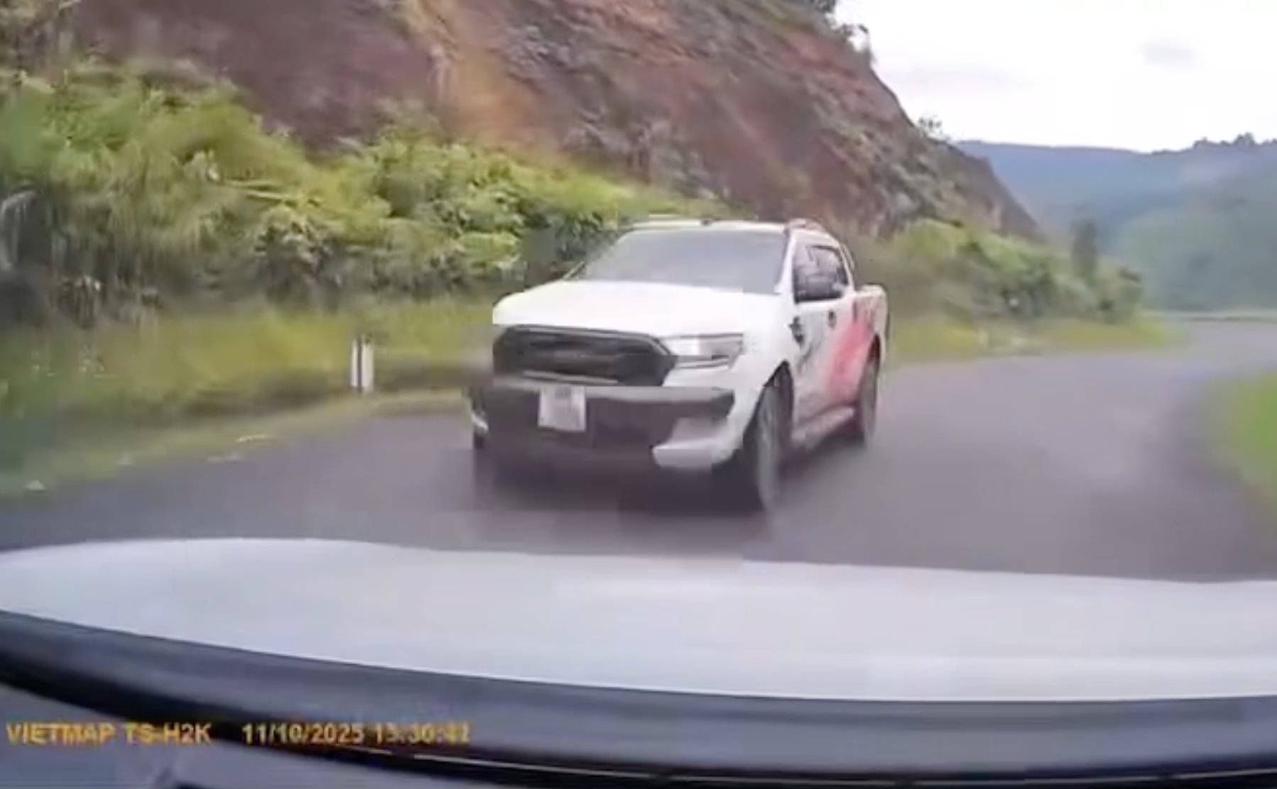 CLIP: Hai nhóm đánh nhau giữa quốc lộ sau va chạm ô tô- Ảnh 1.