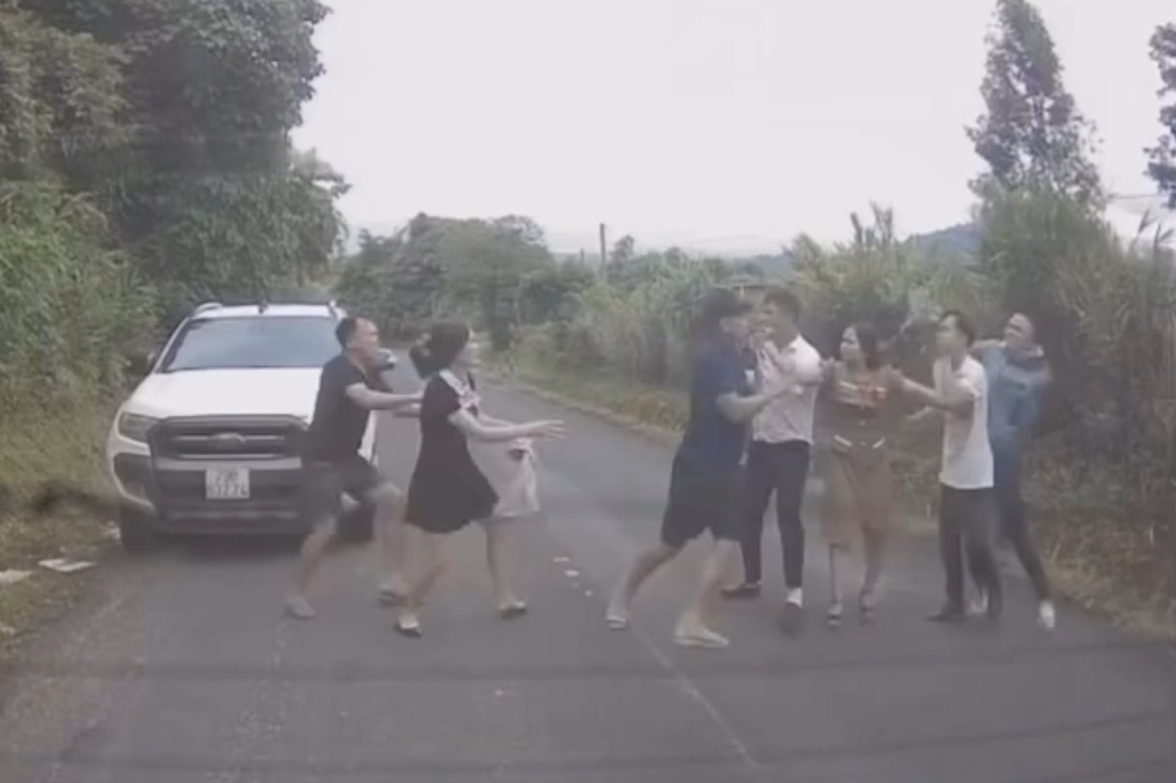 CLIP: Hai nhóm đánh nhau giữa quốc lộ sau va chạm ô tô- Ảnh 2.