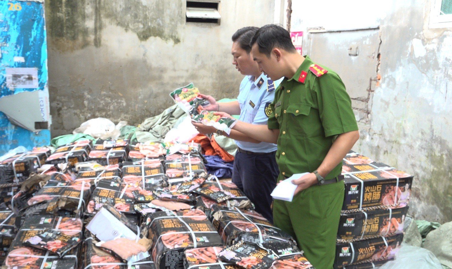 1,7 tấn lạp xưởng nướng đá