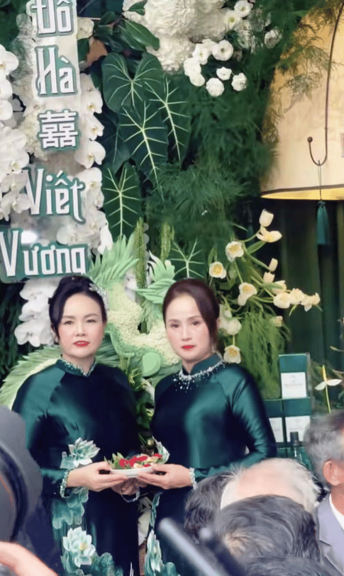 Phu nhân Chủ tịch tập đoàn Sơn Hải diện áo dài đôi với mẹ Hoa hậu Đỗ Hà- Ảnh 1.