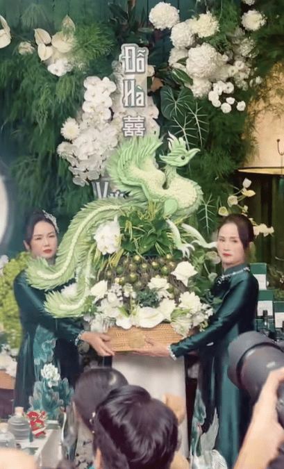 Phu nhân Chủ tịch tập đoàn Sơn Hải diện áo dài đôi với mẹ Hoa hậu Đỗ Hà- Ảnh 2.