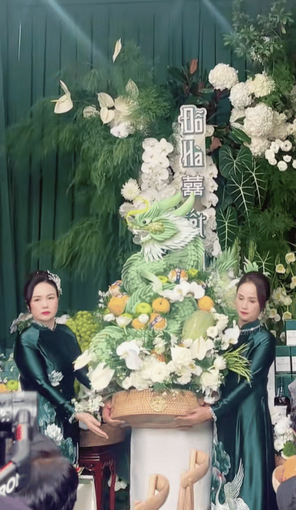 Phu nhân Chủ tịch tập đoàn Sơn Hải diện áo dài đôi với mẹ Hoa hậu Đỗ Hà- Ảnh 3.