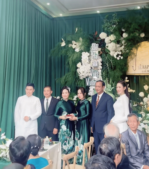 Phu nhân Chủ tịch tập đoàn Sơn Hải diện áo dài đôi với mẹ Hoa hậu Đỗ Hà- Ảnh 4.