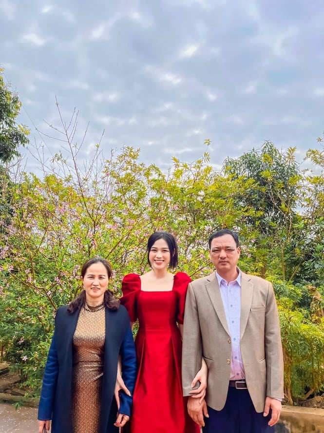 Phu nhân Chủ tịch tập đoàn Sơn Hải diện áo dài đôi với mẹ Hoa hậu Đỗ Hà- Ảnh 5.