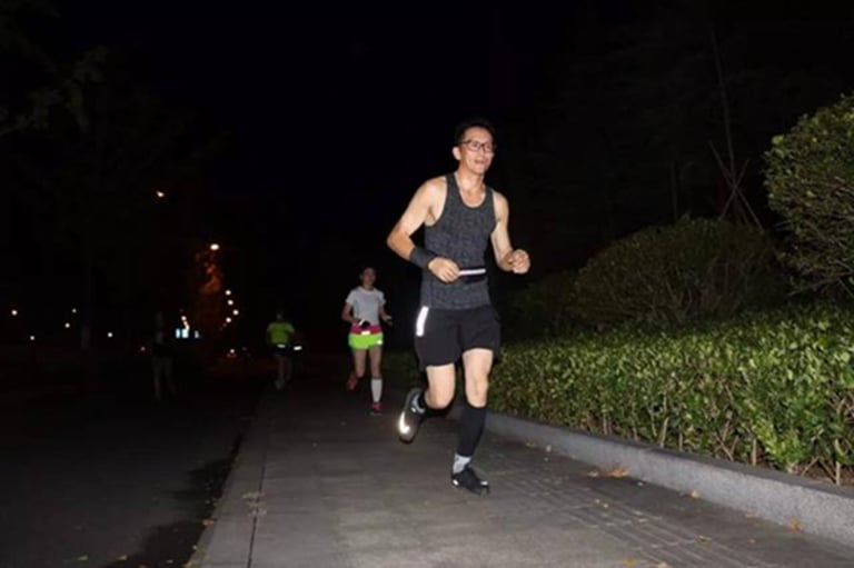 Chàng trai 27 tuổi chạy bộ 5km mỗi tối để giảm mỡ máu, 1 năm sau kết quả khiến anh “ngã ngửa”- Ảnh 1.