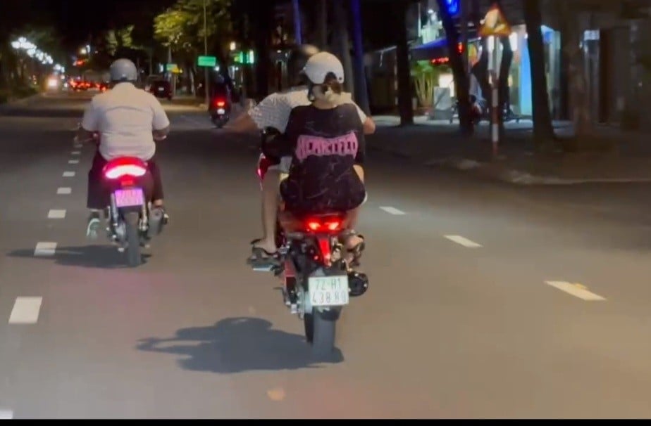 CLIP: Nam thanh niên điều khiển xe máy bằng 1 bánh và cái kết - Ảnh 1.