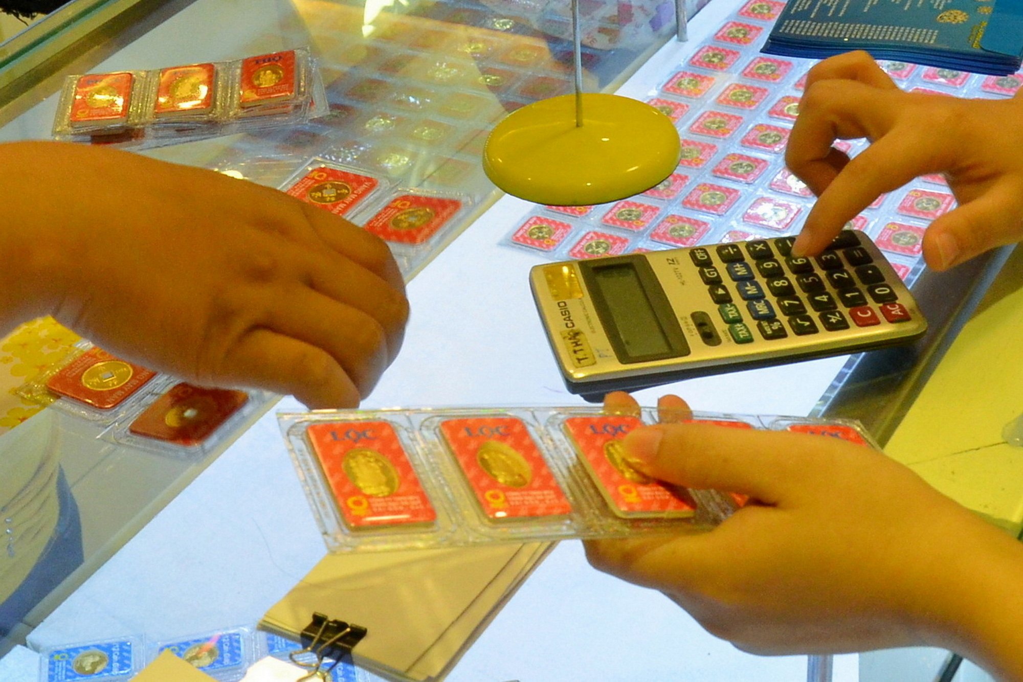 Giá vàng hôm nay, 17-10: Vàng thế giới tăng hàng trăm USD - Ảnh 1.