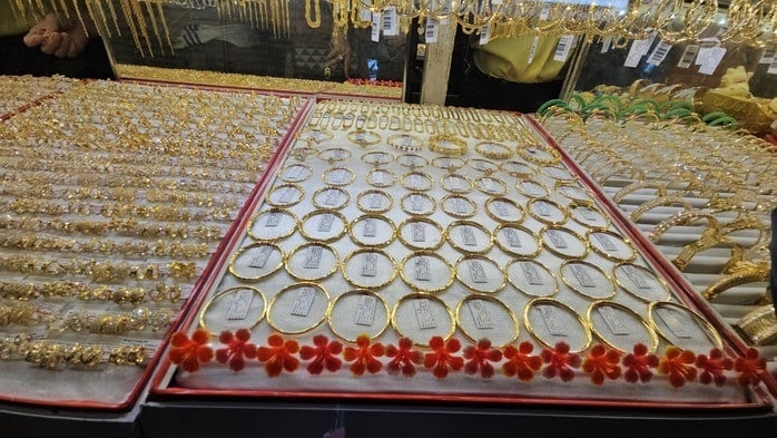 Giá vàng tăng cao , người mua cưới gặp khó khăn và người vay vàng lo lắng - Ảnh 2.