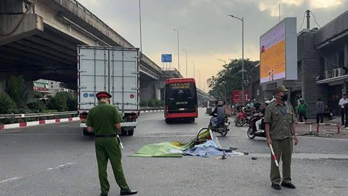 be gai lop 9 bi xe tai can tu vong thuong tam tren duong den truong o ha noi hinh anh 1