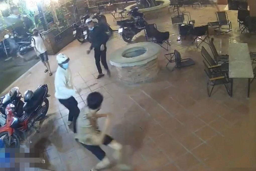 Truy xét nhóm thanh niên xông vào quán cà phê đánh người ở TPHCM - 1
