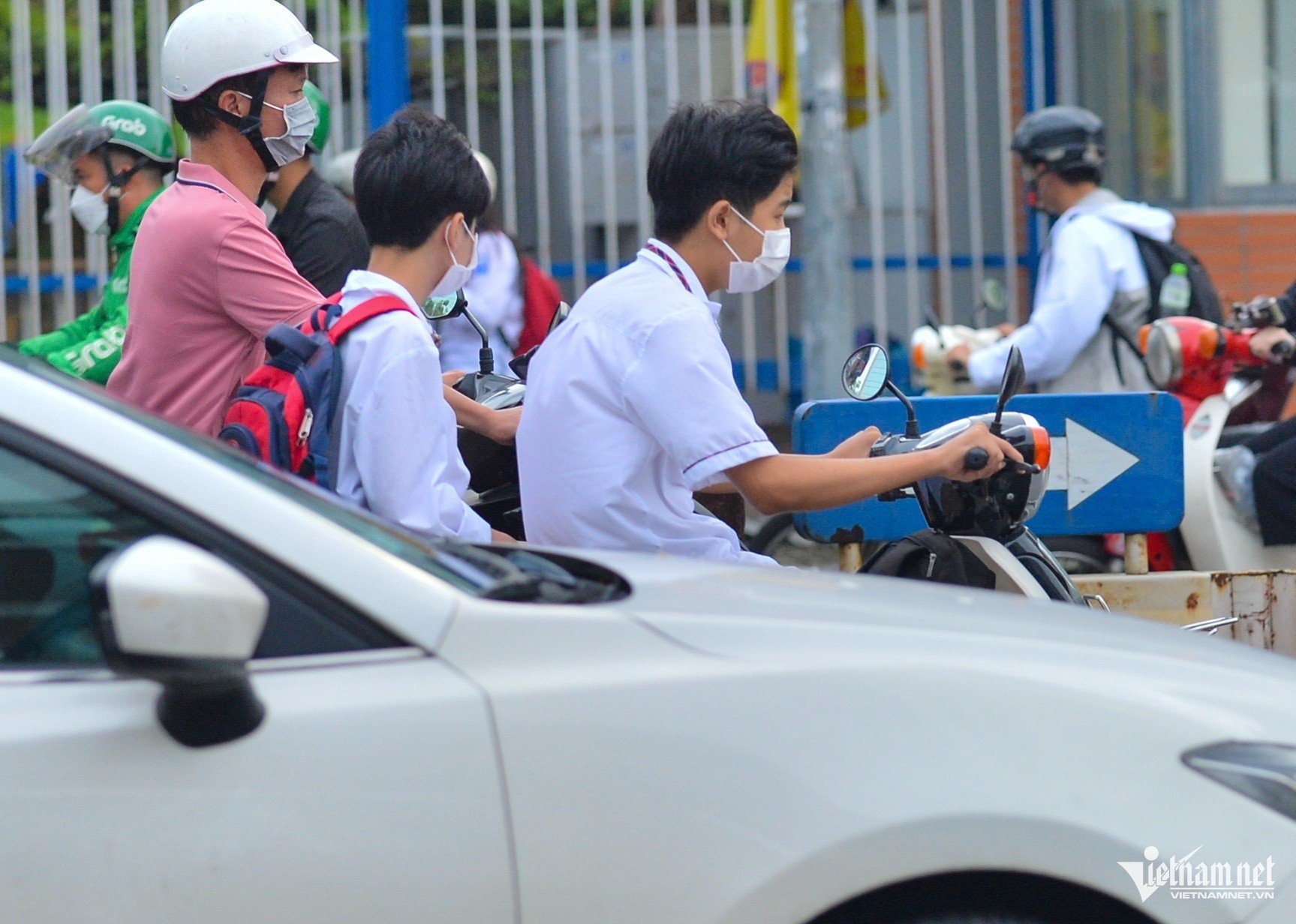 W-hoc sinh toi truong.jpg