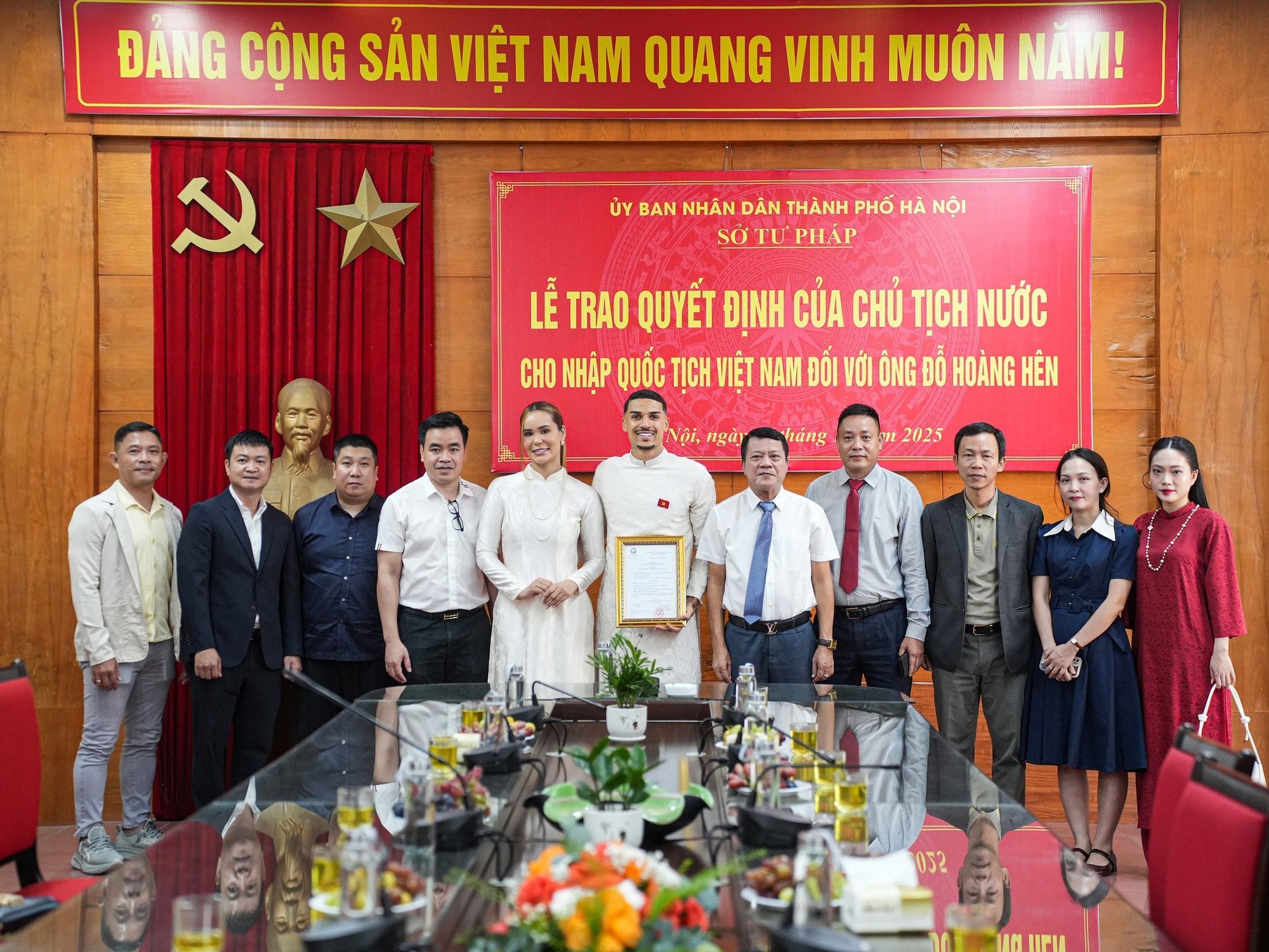 Đỗ Hoàng Hên mặc áo dài, xúc động hát Quốc ca ngày chính thức nhập tịch Việt Nam- Ảnh 1.