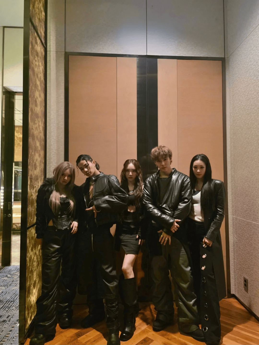 Hình ảnh gây sốc phía sau nhóm tân binh giàu nhất Kpop- Ảnh 3.