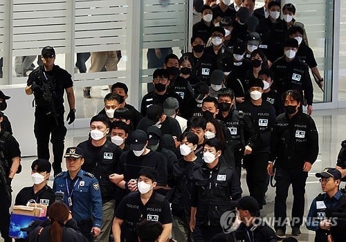 64 người Hàn Quốc bị Campuchia giam giữ về nước, có người bị Interpol truy nã đỏ - Ảnh 1.