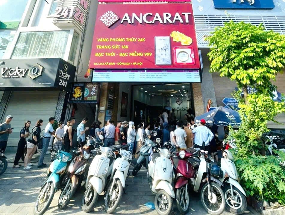 Giá bạc giảm mạnh, người dân