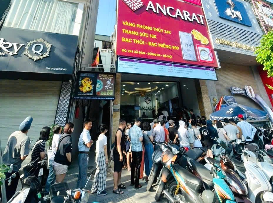 Giá bạc giảm mạnh, người dân