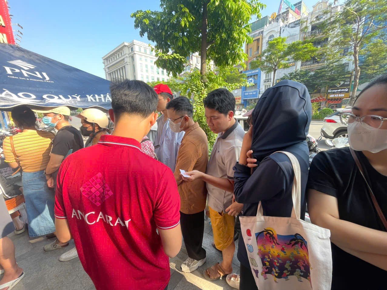 Giá bạc giảm mạnh, người dân