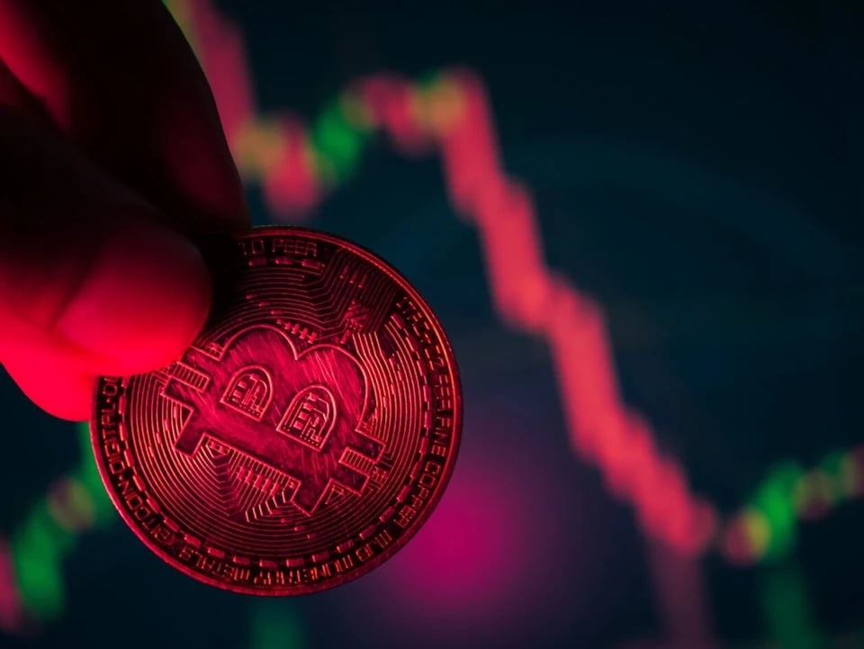 18-1760775232-bitcoin-chat-vat-nha-dau-tu-thao-chay-khoi-san.jpg