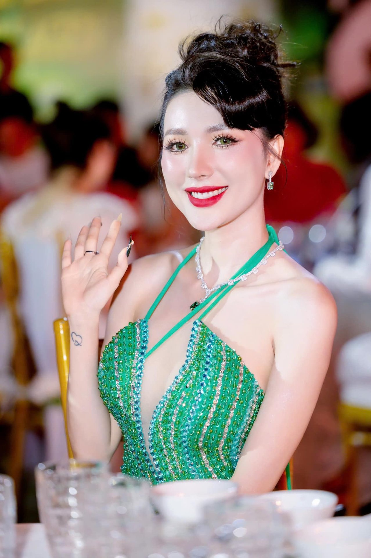 Cách làm giàu nhanh của vợ chồng Ngân Collagen và Lê Trung: Hoành tráng nhưng cứ bị