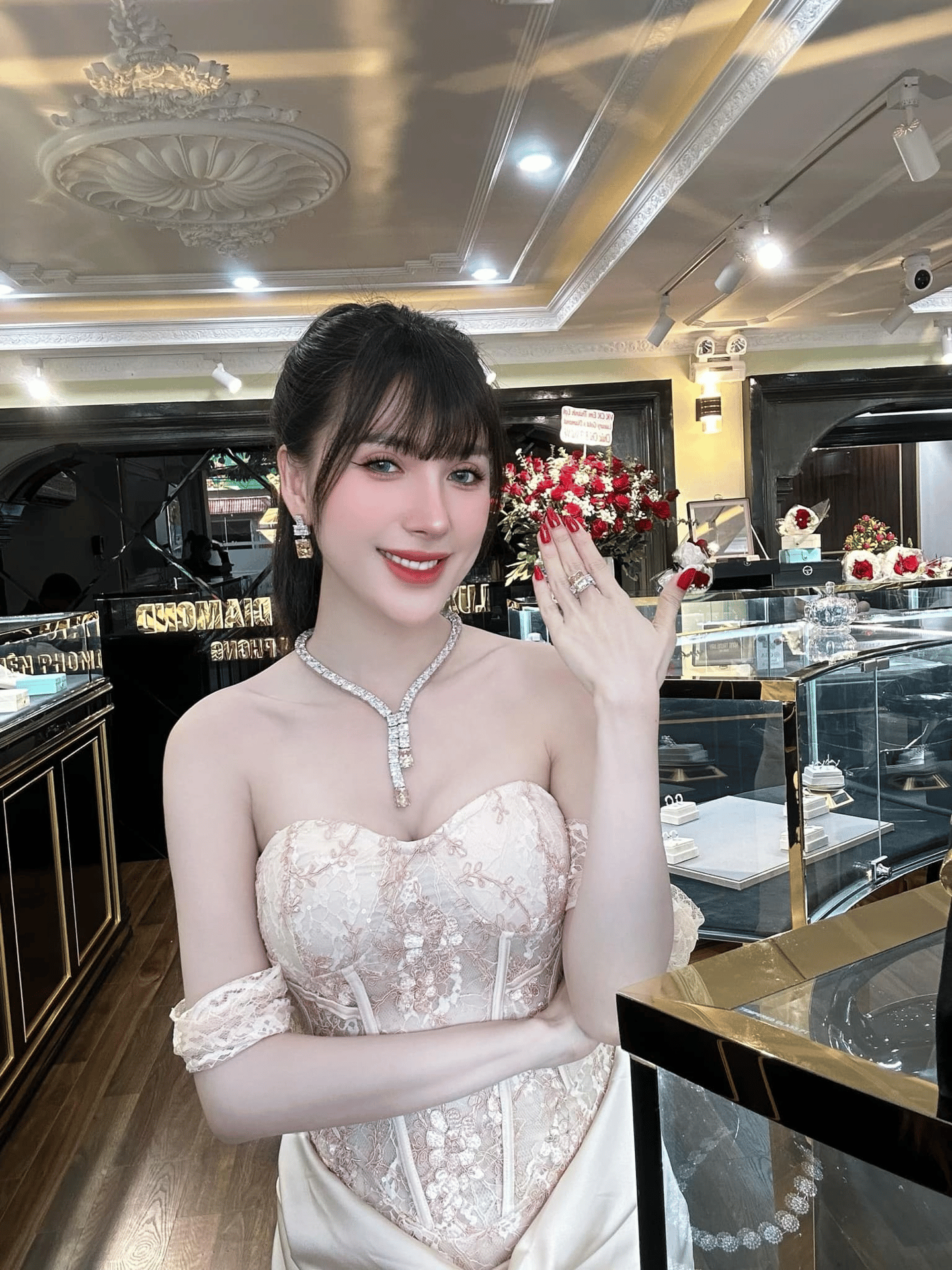 Cách làm giàu nhanh của vợ chồng Ngân Collagen và Lê Trung: Hoành tráng nhưng cứ bị