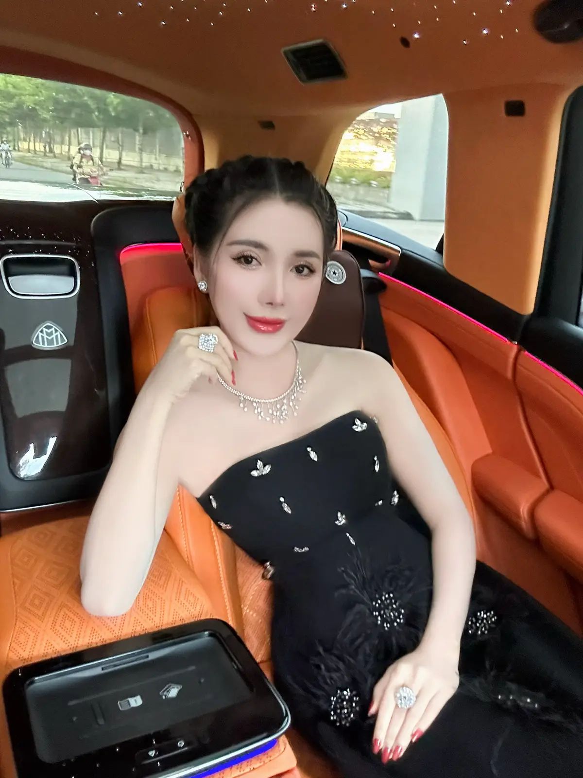 Cách làm giàu nhanh của vợ chồng Ngân Collagen và Lê Trung: Hoành tráng nhưng cứ bị