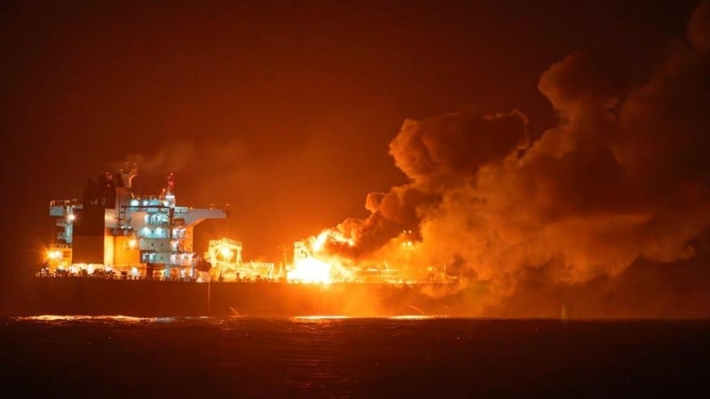 Tàu chở khí đốt trúng đạn, bốc cháy dữ dội gần Yemen -0