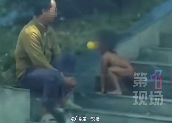 Sốc: Bé trai bị nuôi như thú hoang, trần truồng di chuyển bằng tứ chi, cha mẹ nói “tự do cá nhân”- Ảnh 1.