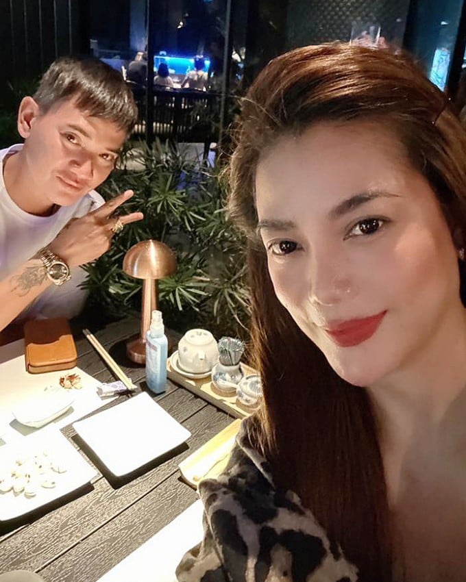 Diễn viên Trương Ngọc Ánh gây chú ý khi công khai thân mật bên người đàn ông lạ- Ảnh 1.