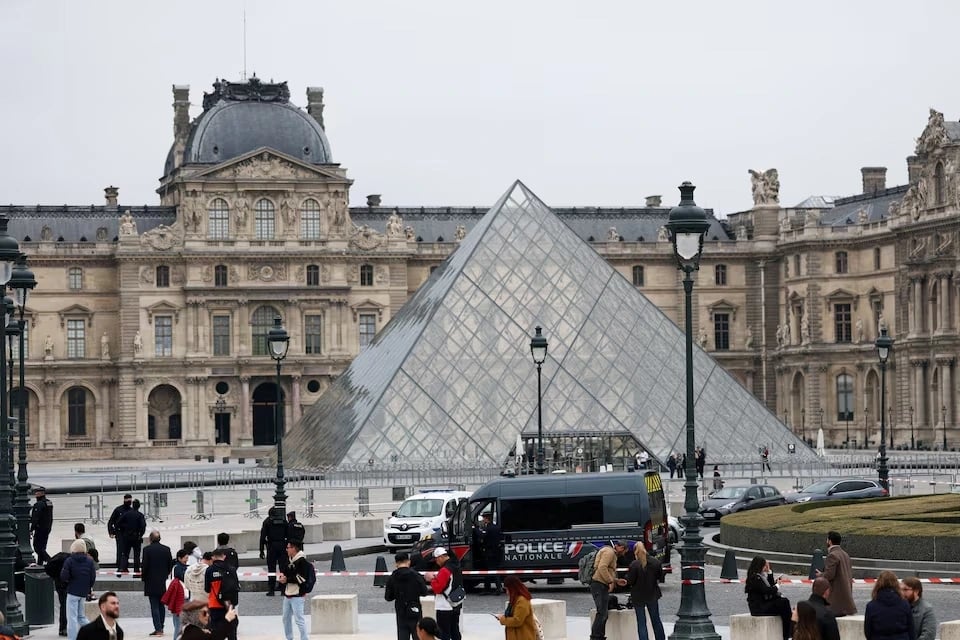 trom dot nhap bao tang louvre giua ban ngay, danh cap trang suc vo gia hinh anh 1