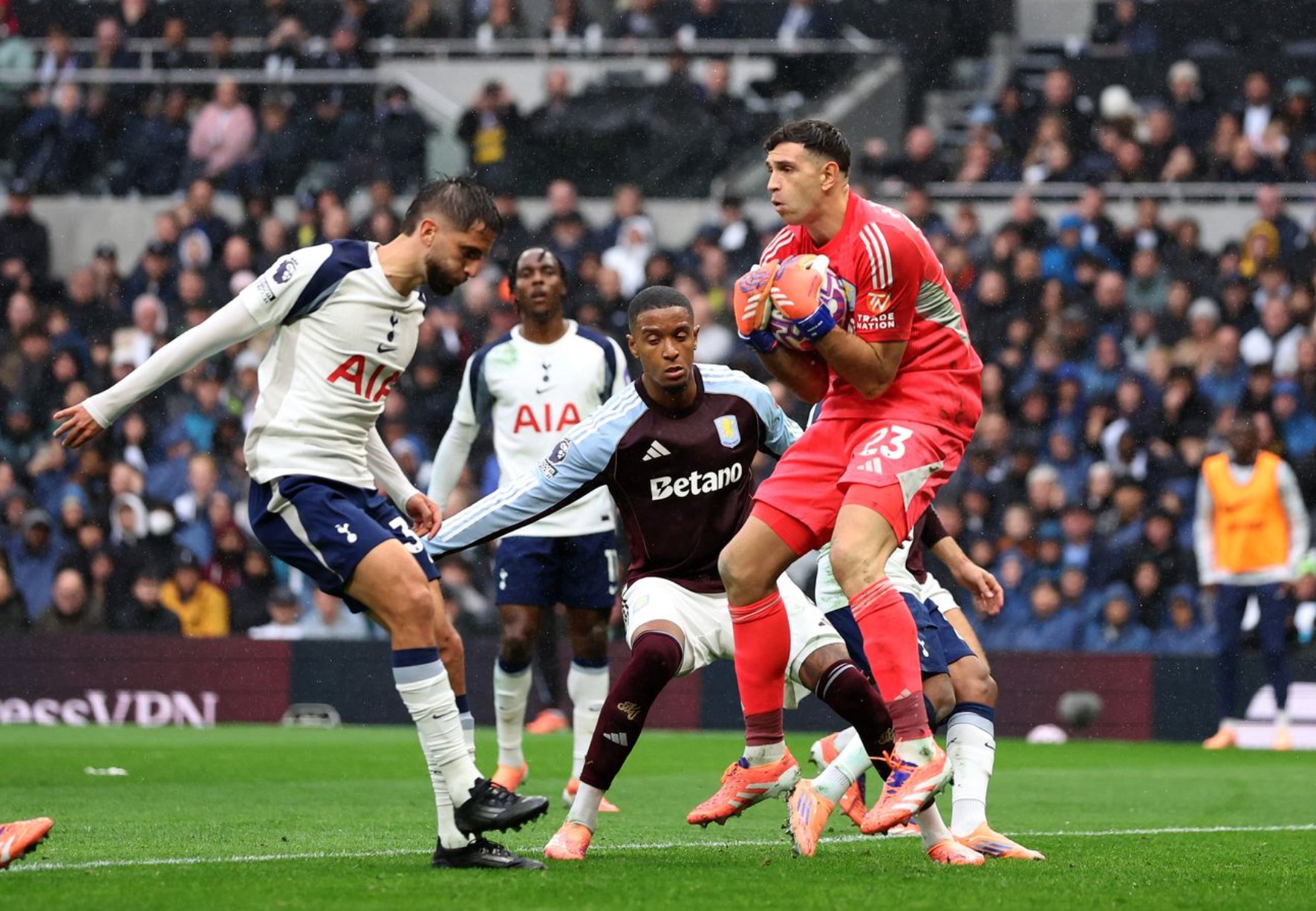 Thua ngược Aston Villa tại sân nhà, Tottenham lỗi hẹn ngôi nhì bảng - Ảnh 2.