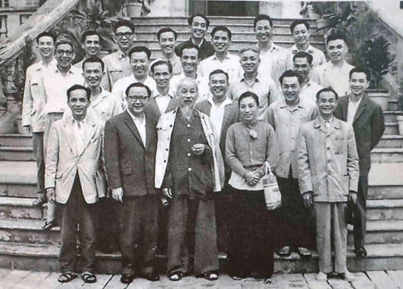 chu tich ho chi minh va doan can bo ngoai giao mat tran dan toc gpmn viet nam thang 3.1966. ba nguyen thi binh hang dau thu hai phai qua hoang bich son dau tien hang thu hai tu phai sang.jpg